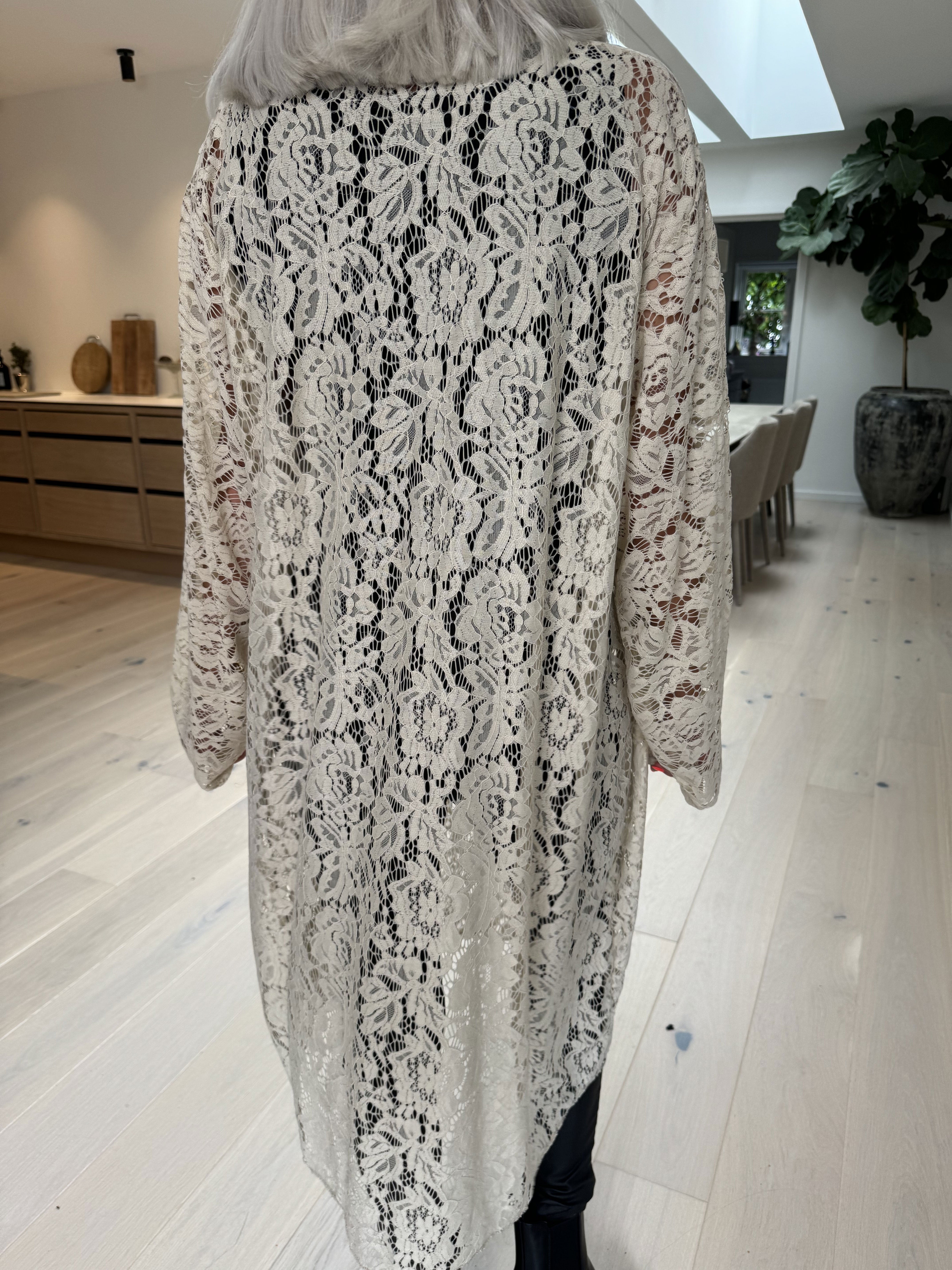 Cece - Cardigan i mjuk spets med stretch